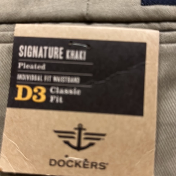 Dockers Signature Khaki D3 Classic Fit Pleated individual Fit Waist band - Picture 2 of 3